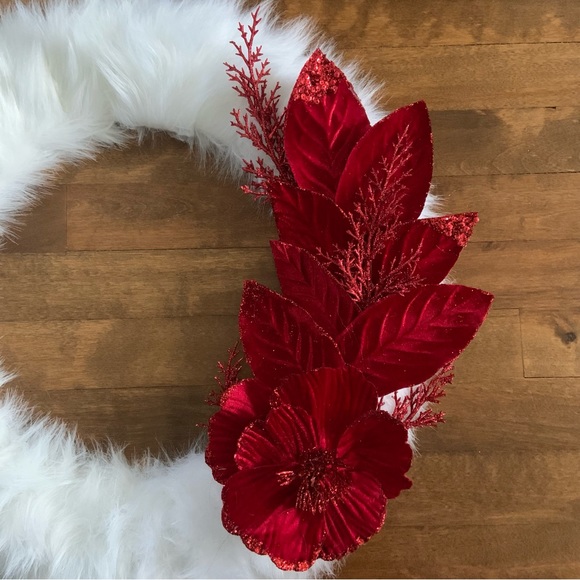 GLAM FAUX FUR HOLIDAY WREATH (WHITE/RED) - Picture 4 of 5